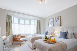 Beautiful House - Sleeps 8 - Close to City Centre with Free Parking, Fast Wifi and Smart TV with Virgin TV and Netflix by Yoko Property - Northampton - 2