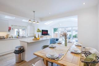 Beautiful House - Sleeps 8 - Close to City Centre with Free Parking, Fast Wifi and Smart TV with Virgin TV and Netflix by Yoko Property - Northampton - 9