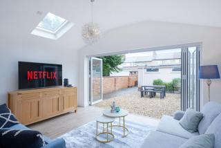 Beautiful House - Sleeps 8 - Close to City Centre with Free Parking, Fast Wifi and Smart TV with Virgin TV and Netflix by Yoko Property - Northampton - 3
