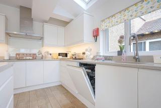 Beautiful House - Sleeps 8 - Close to City Centre with Free Parking, Fast Wifi and Smart TV with Virgin TV and Netflix by Yoko Property - Northampton - 7