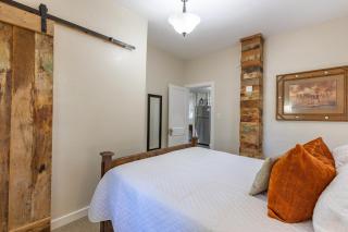 Tristian Suite Walk to Main Street - Fredericksburg - 6