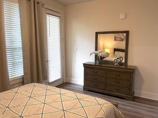 Stylish 2BR Ground Floor Apt King Bed - The Woodlands - 7
