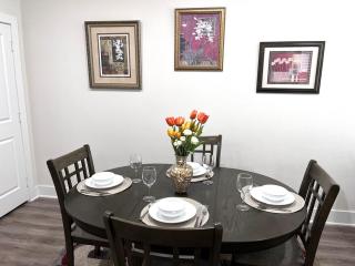Stylish 2BR Ground Floor Apt King Bed - The Woodlands - 4