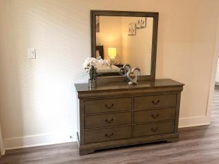 Stylish 2BR Ground Floor Apt King Bed - The Woodlands - 3