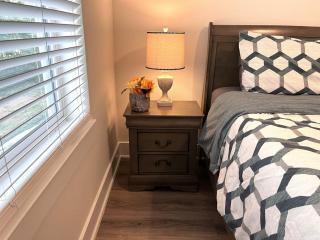 Stylish 2BR Ground Floor Apt King Bed - The Woodlands - 2