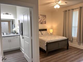 Stylish 2BR Ground Floor Apt King Bed - The Woodlands - 1