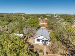 Brand New Private Pool and Hot-Tub Near Main! - Fredericksburg - 4