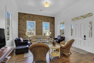 New! Luxurious Home with Wine Cellar & Firepit! - Fredericksburg - 4