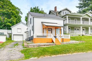 Walk to Town Oswego River Escape with Marina Views - - 8