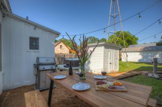 Stunning Home with Hot Tub & Grill Just 2 Blks from Main St! - Fredericksburg - 9