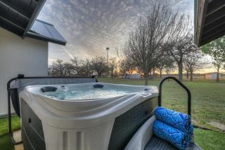 The Getaway: Hot-Tub-Grill-Outdoor Bar Area 1 mile to Downtown! - Fredericksburg - 9