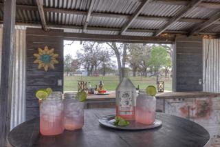 The Getaway: Hot-Tub-Grill-Outdoor Bar Area 1 mile to Downtown! - Fredericksburg - 4