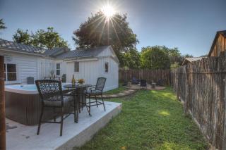 Stunning Home with Hot Tub & Grill Just 2 Blks from Main St! - Fredericksburg - 3