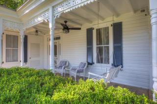 Stunning Home with Hot Tub & Grill Just 2 Blks from Main St! - Fredericksburg - 2