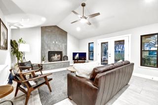 The Getaway: Hot-Tub-Grill-Outdoor Bar Area 1 mile to Downtown! - Fredericksburg - 2