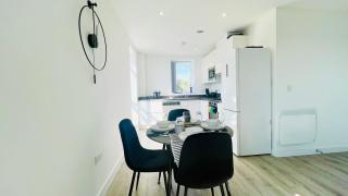Entire Luxury 2 Bedroom Apartment - Quiet & Central with Free Parking - Birmingham - 2