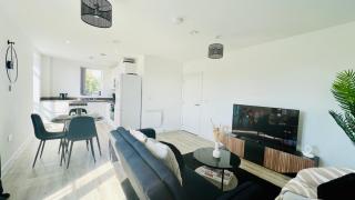 Entire Luxury 2 Bedroom Apartment - Quiet & Central with Free Parking - Birmingham - 4