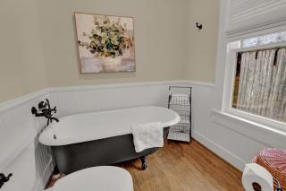 Charming Craftsman Home!-2 BLKS from Main St! - Fredericksburg - 9