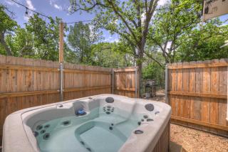 The Grove E with Hot Tub & King Bed - 2 blks to Main - Fredericksburg - 4