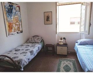 Thrifty, quiet, authentic apartment with 2 comfortable single beds - 9