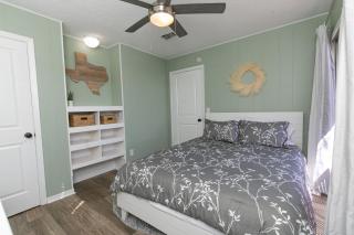 Texas Charm Cottage - 1 Block from the Lake & Hill Country Views - Canyon Lake - 9
