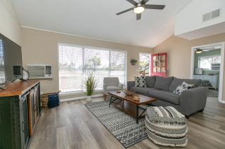 Texas Charm Cottage - 1 Block from the Lake & Hill Country Views - Canyon Lake - 8