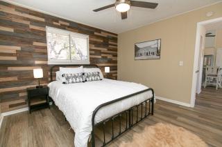 Texas Charm Cottage - 1 Block from the Lake & Hill Country Views - Canyon Lake - 5