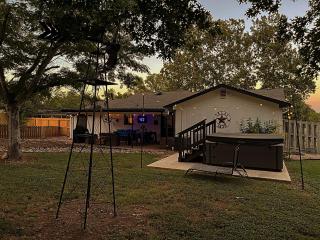 Bayer Guest Haus-Hot Tub and Fire Pit - Fredericksburg - 9