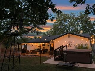 Bayer Guest Haus-Hot Tub and Fire Pit - Fredericksburg - 8