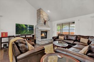 Luxury Haus - GREAT Backyard, Firepit, Bocce Ball! - Fredericksburg - 6