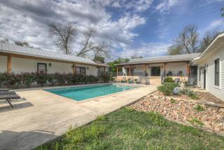 Schubert Inn Suite-B with Pool & Grill - Walk to Main - Fredericksburg - 6