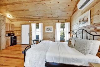 Rocky Ridge Cedar Cabin with Hot Tub & Amazing Views - Crabapple - 8