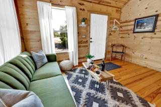 Rocky Ridge Cedar Cabin with Hot Tub & Amazing Views - Crabapple - 7