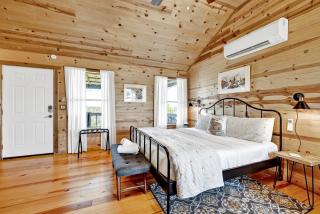 Rocky Ridge Cedar Cabin with Hot Tub & Amazing Views - Crabapple - 5