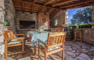 2 Bedroom Beautiful Home In Pozorac - 2