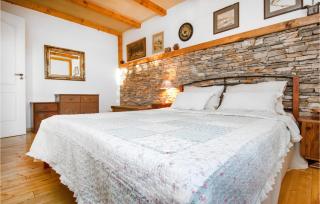2 Bedroom Beautiful Home In Pozorac - 3