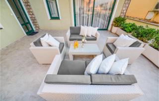 7 Bedroom Cozy Home In Vir - 1
