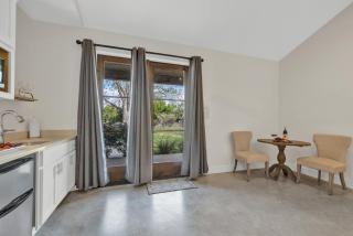 Schubert Inn Combo with Pool - Fredericksburg - 6