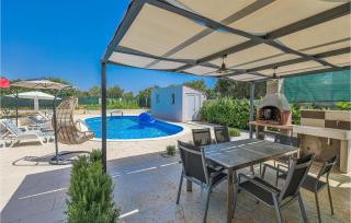 Gorgeous Home In Dograde With Wifi - 1