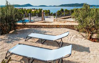 2 Bedroom Beach Front Home In Drage - Drage - 5