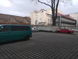 King bad & Sofa & parking - Brno - 5