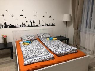 King bad & Sofa & parking - Brno - 3