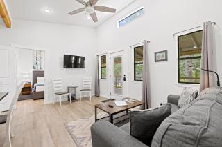 Primrose Waterfront with Hot Tub - Tivydale - 1