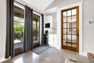 Schubert Inn Suite-B with Pool & Grill - Walk to Main - Fredericksburg - 4