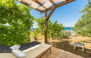 Stunning Apartment In Dobropoljana - 3