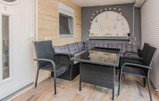 1 Bedroom Lovely Apartment In Vir - 8