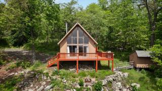 Cozy w 5 Private Acres Deck Grill & Dog Friendly - Slanesville - 5