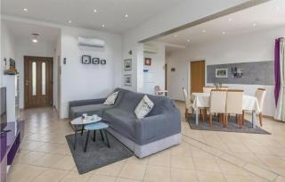 Amazing Home In Koromacno-Brovinje - 4