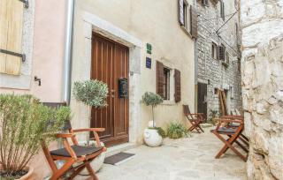 3 Bedroom Amazing Home In Bale - 6
