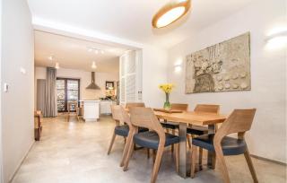 3 Bedroom Amazing Home In Bale - 8